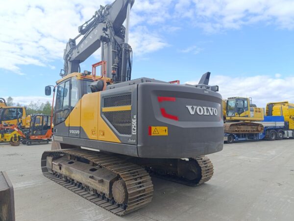 VOLVO EC 250 ENL Ramie 3xŁamane